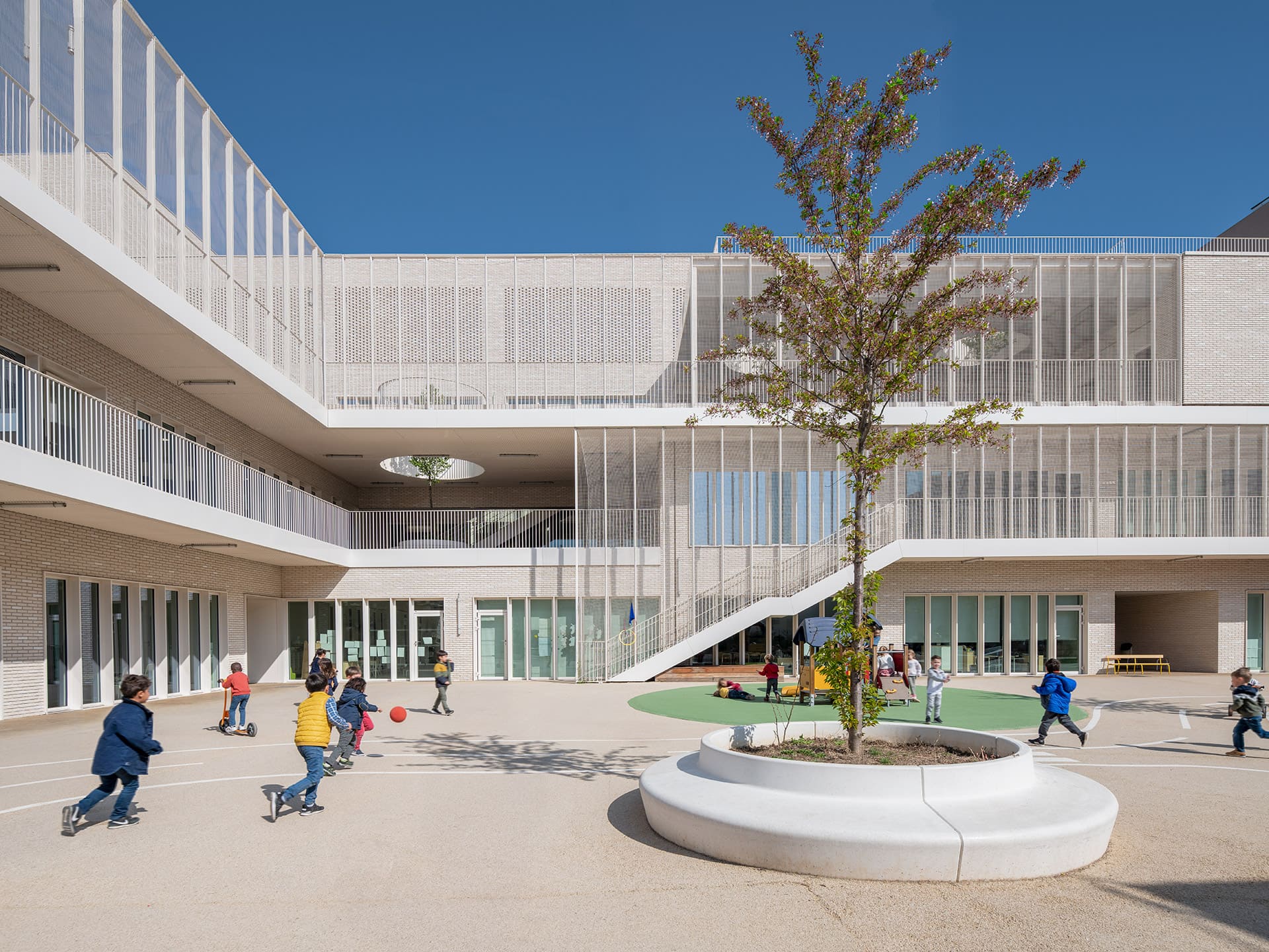 Groupe Scolaire Rosa Parks à Villeurbanne avec des enfants