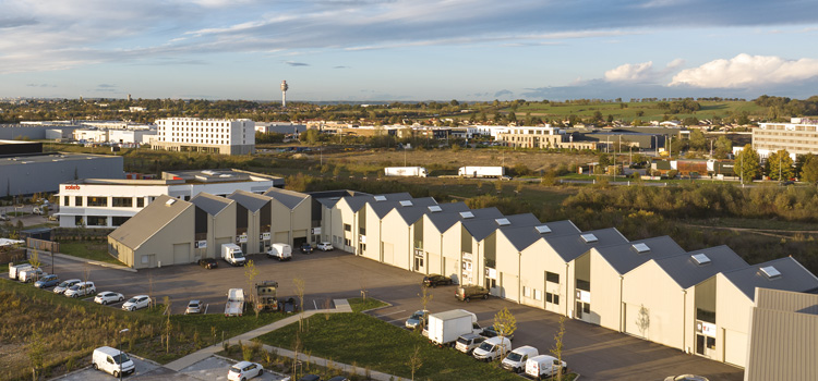 photo aérienne du village d'entreprises montrant le parking et les lots d'activités