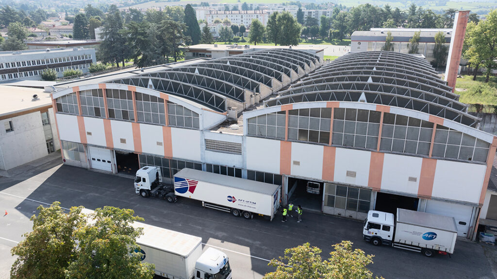 vue aérienne de deux bâtiments du lycée