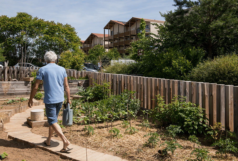 Jardinier dans le jardin partagé du parc Simone Veil à Villefracnche-sur-Saône