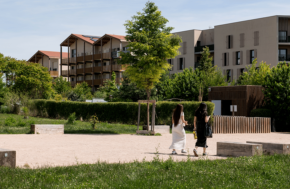 Personnes traversant le Parc Simone Veil à Villefranche-sur-Saône