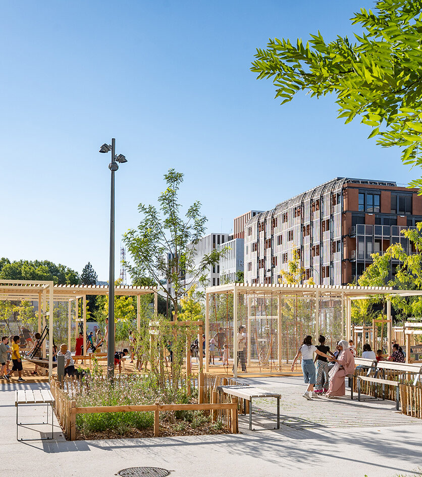 Place Vaclav Havel avec des enfants, ZAC des Girondins, 7e arrondissement