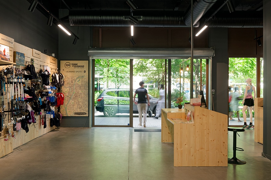 Intérieur de la boutique Terre de Running avec vue sur l'extérieur
