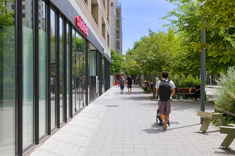 Rue des Girondins avec des pavés sur le trottoir et des piétons