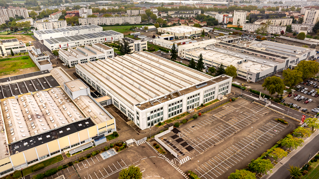Photo aérienne du site USIN Lyon Parilly à Venissieux avec un entrepôt d'activités important