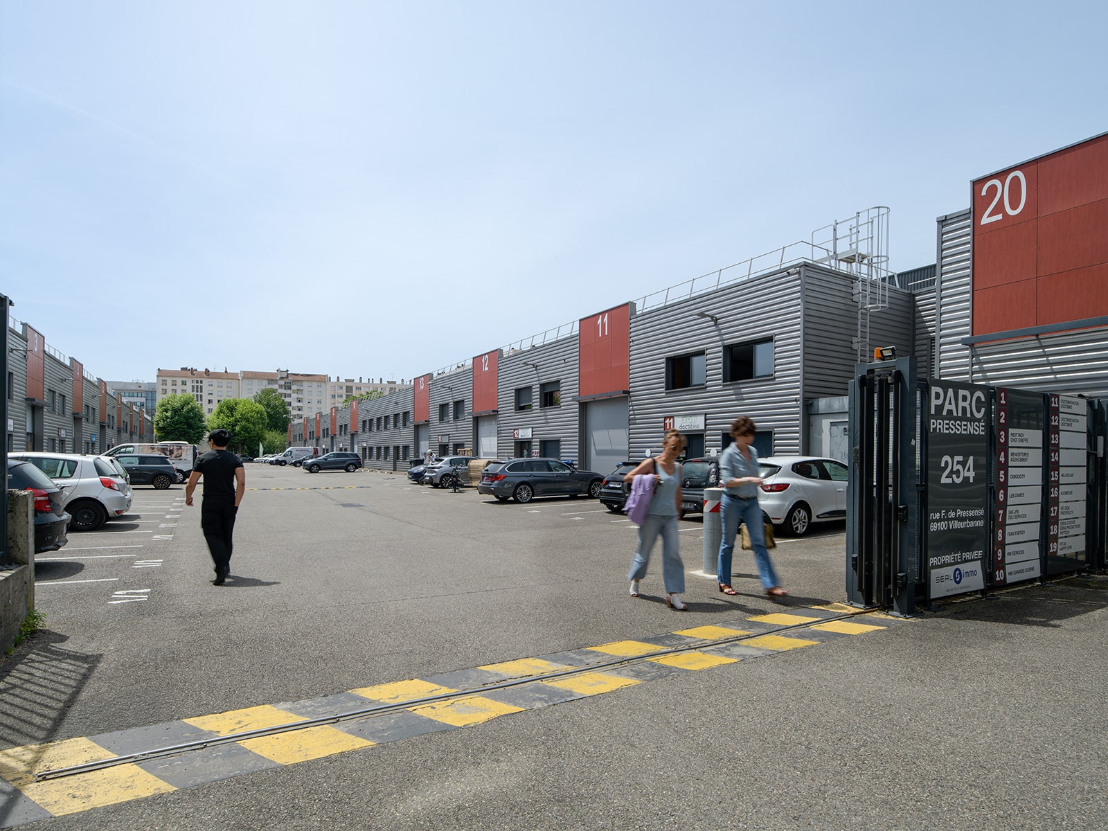 Photo de l'entrée du parking du Parc Pressensé à Villeurbanne