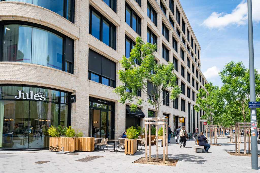 photo de la place arborée devant la boulangerie "chez Jules" au Girondins