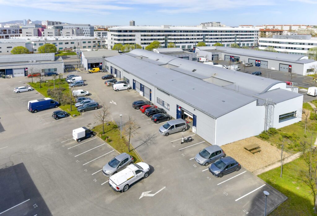 photo aérienne du village michelet avec le parking en premier plan
