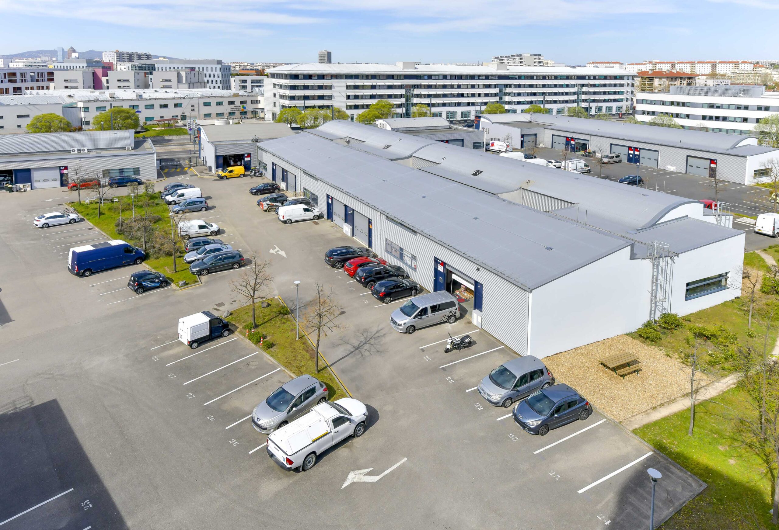 photo aérienne du village michelet avec le parking en premier plan