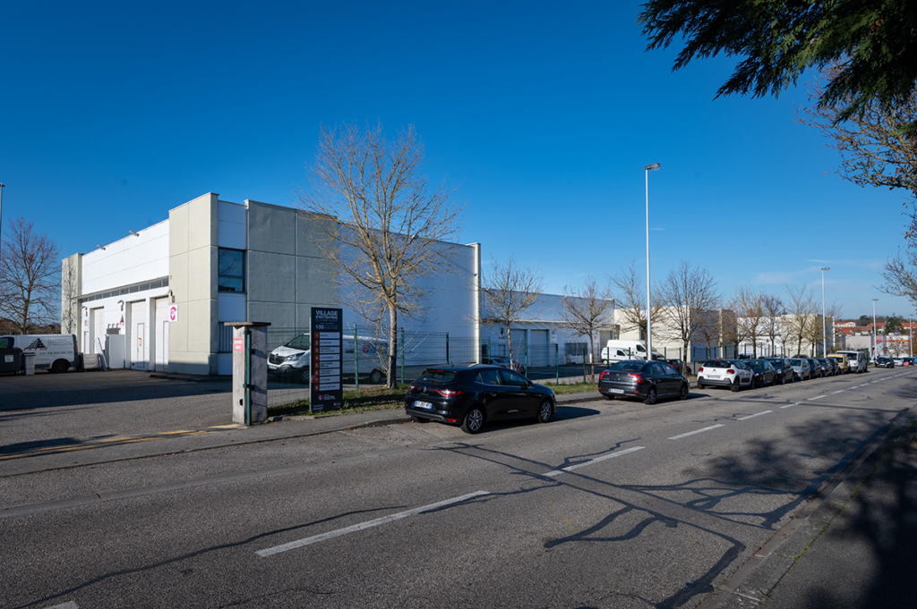photo depuis l'entrée du village d'entreprises avec la route en premier plan