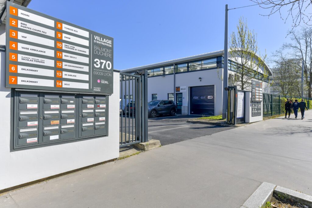 photo de l'entrée du village d'entreprises Balmont à Confluence