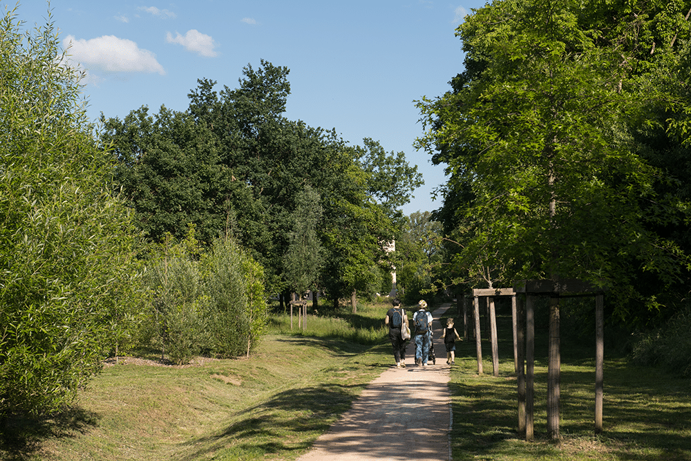 Famille se promenant sur l'allée Antoine Millan à Trévoux