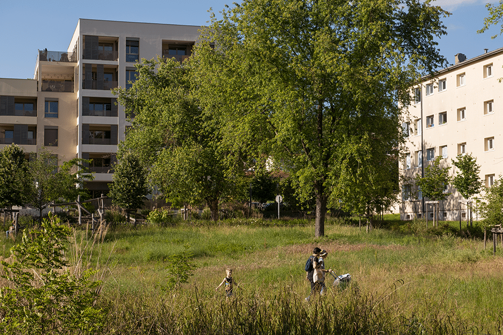 Famille se promenant sur l'allée Antoine Millan à Trévoux