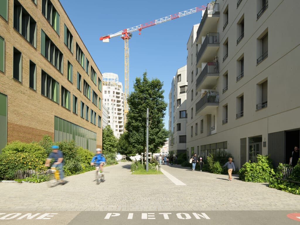 Photo de l'esplanade Agnès Varda sur la ZAC Gratte-Ciel centre-ville entre deux bâtiments et avec des pavés