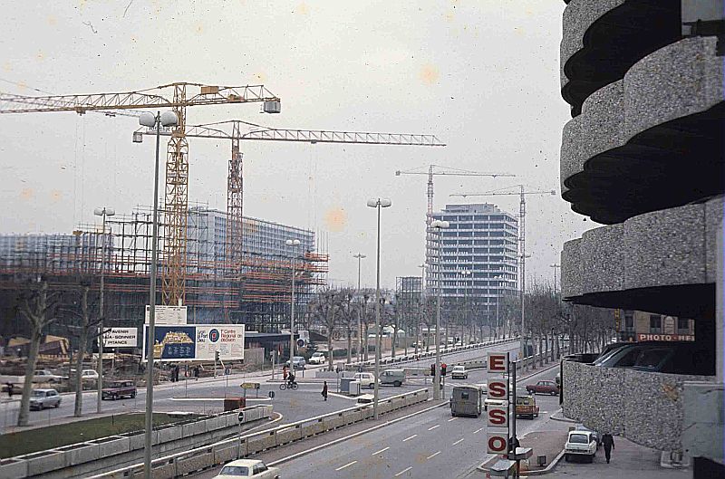 Quartier de la Part-Dieuà Lyon  dans les années 60 avec le parking des Halles à droite et l'ancienne cité administrative en construction. 
