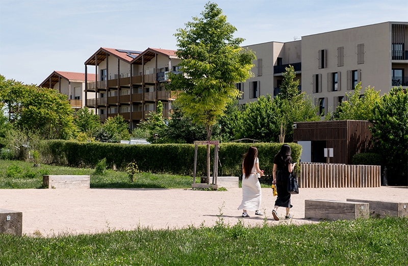 Parc Simone Veil avec de la verdure et une résidence dans le fond